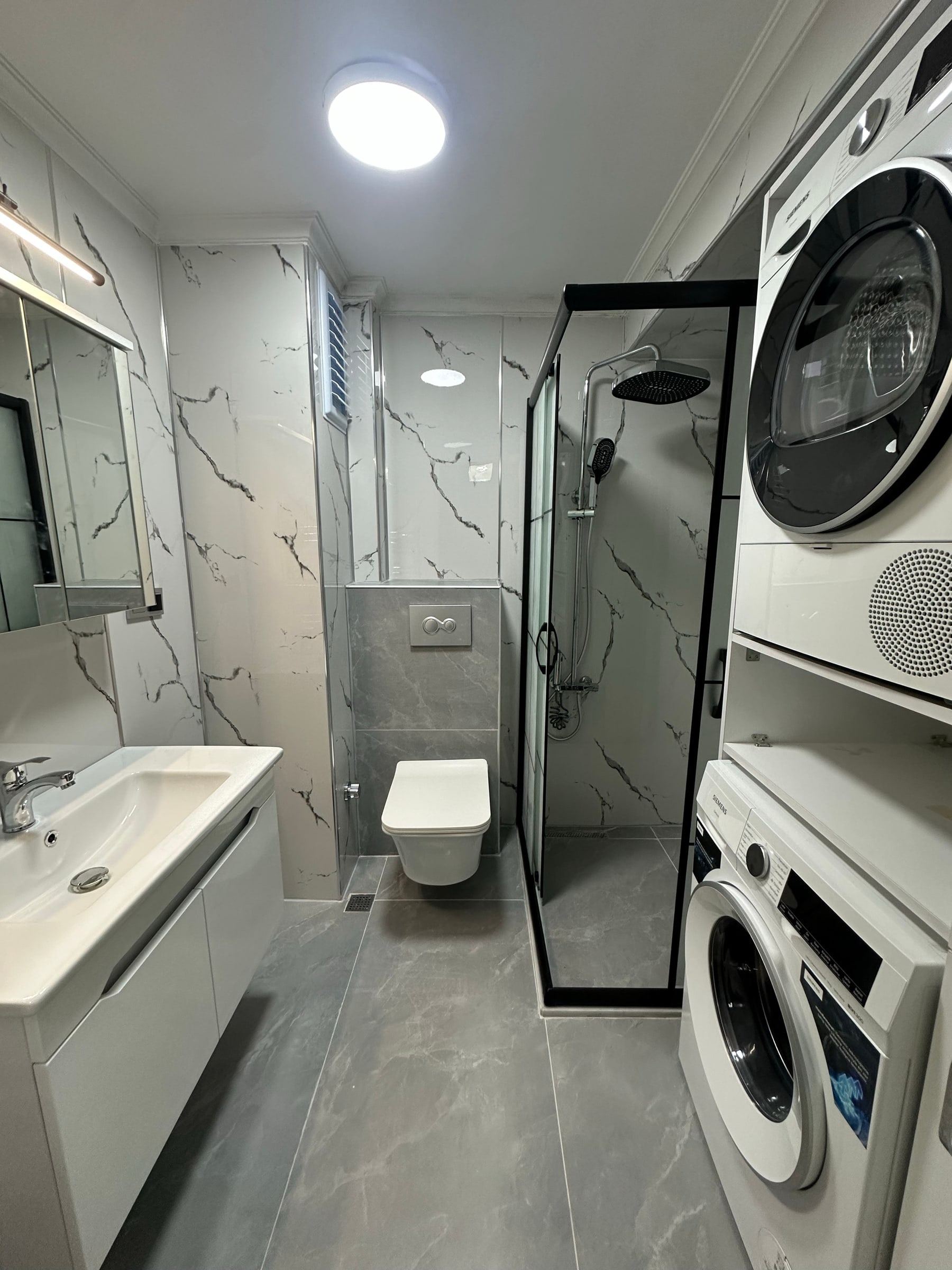 Çamaşır ve kurutma makinesi için yer açılan banyo