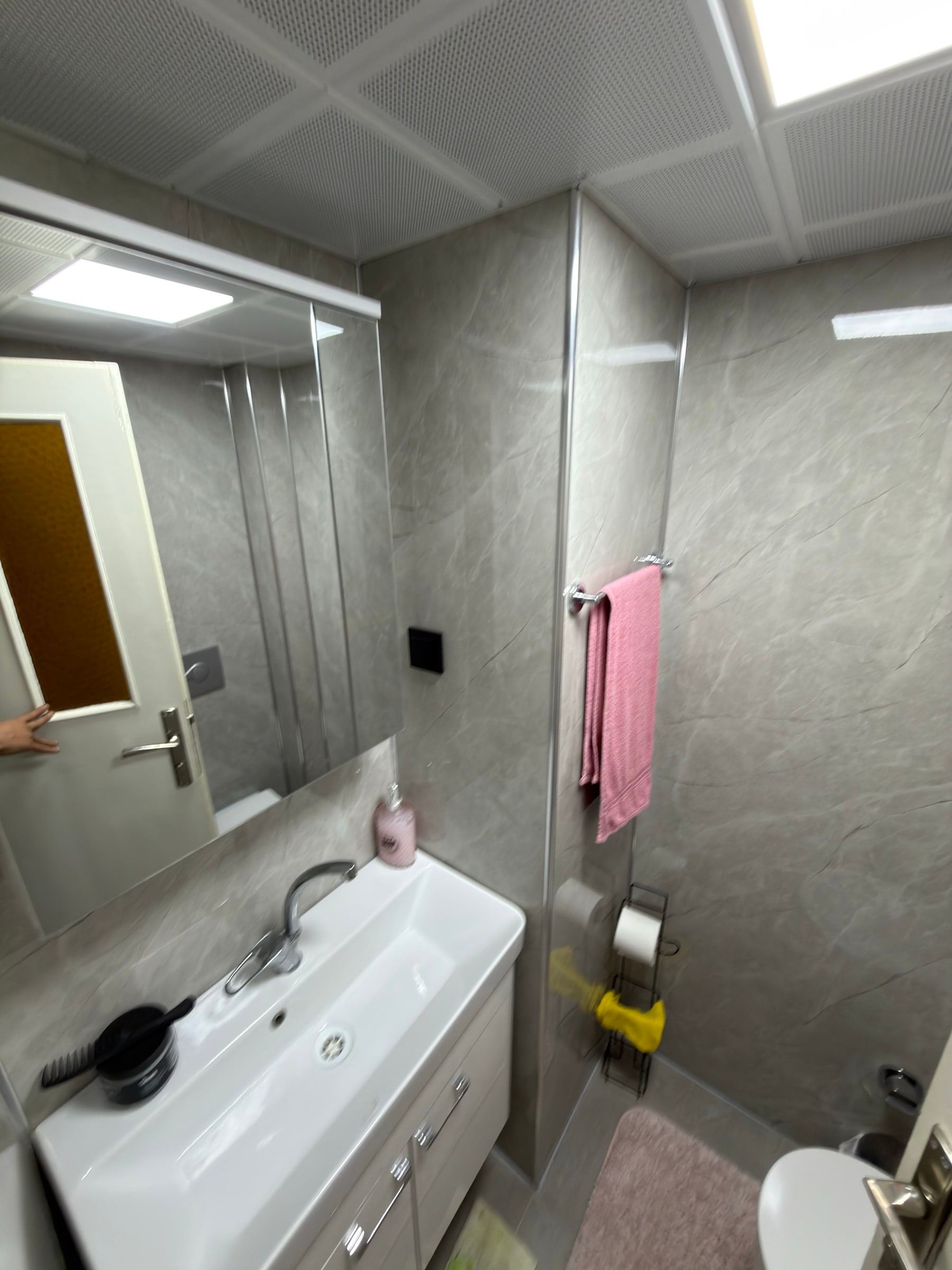 Dar banyoda aynalı dolap ve lavabo