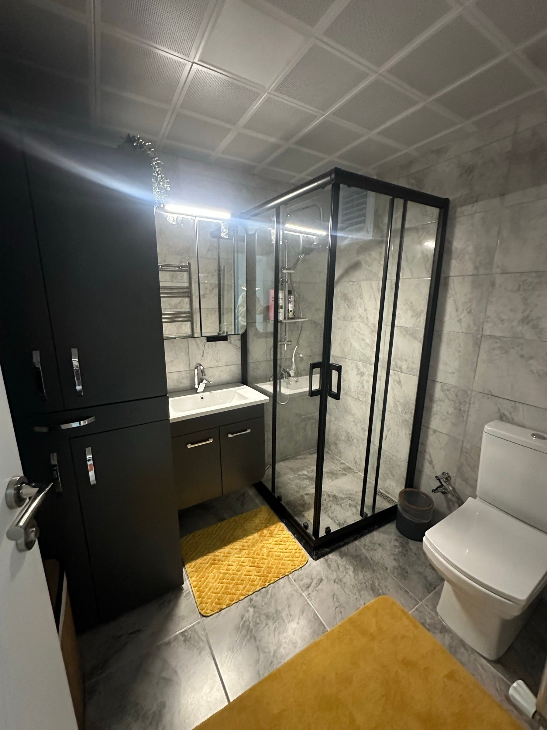 Boy dolaplı, siyah detaylı banyo