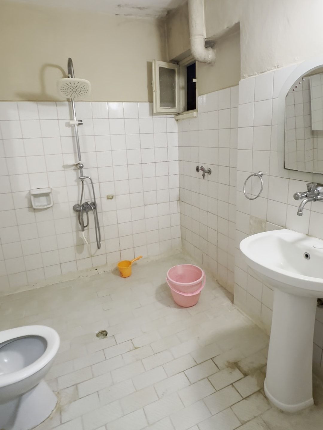 Tadilattan önce: beyaz küçük fayanslı, açık duşlu eski banyo