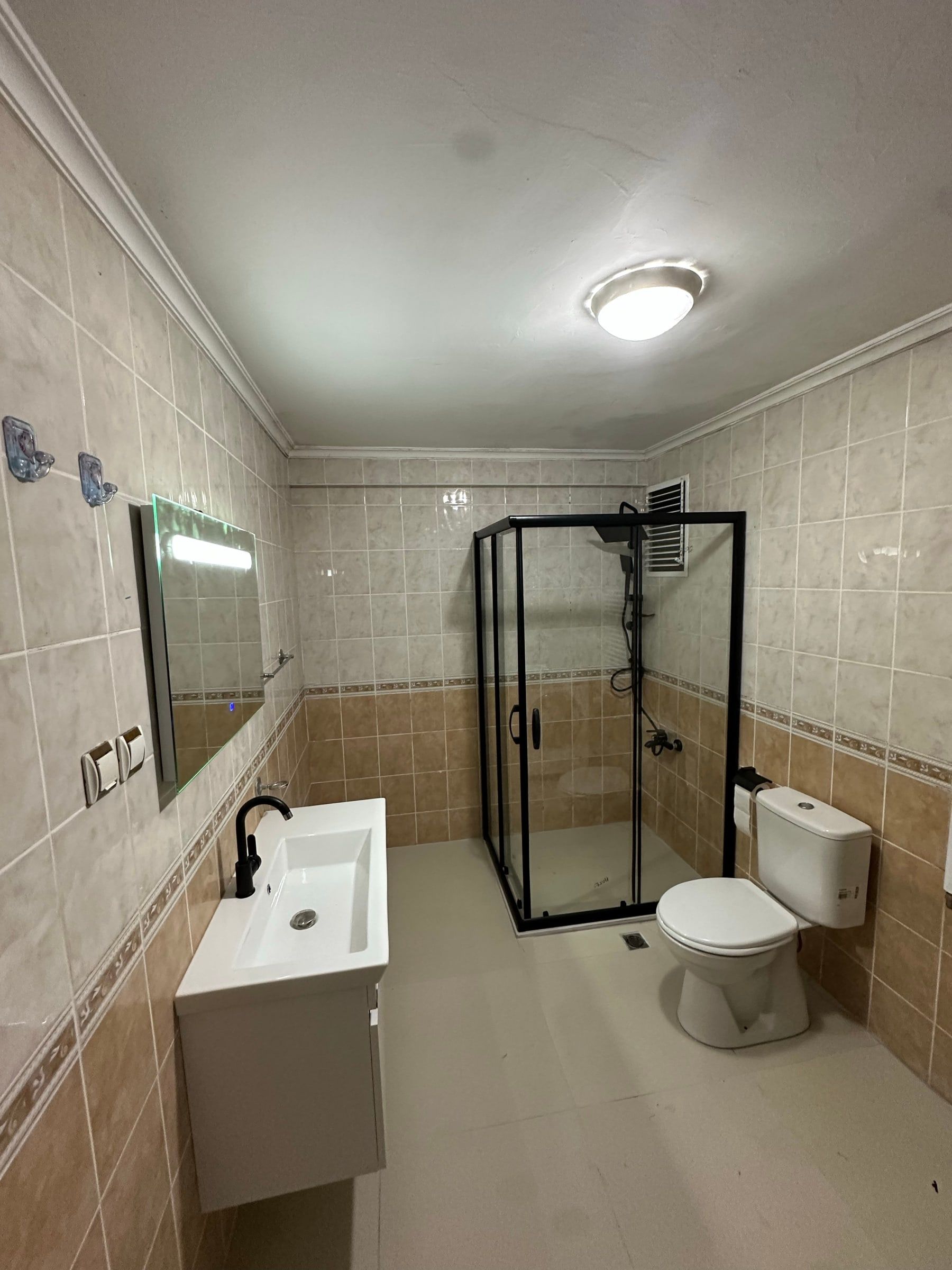 Tadilattan önce: bej fayanslı, bordürlü eski banyo