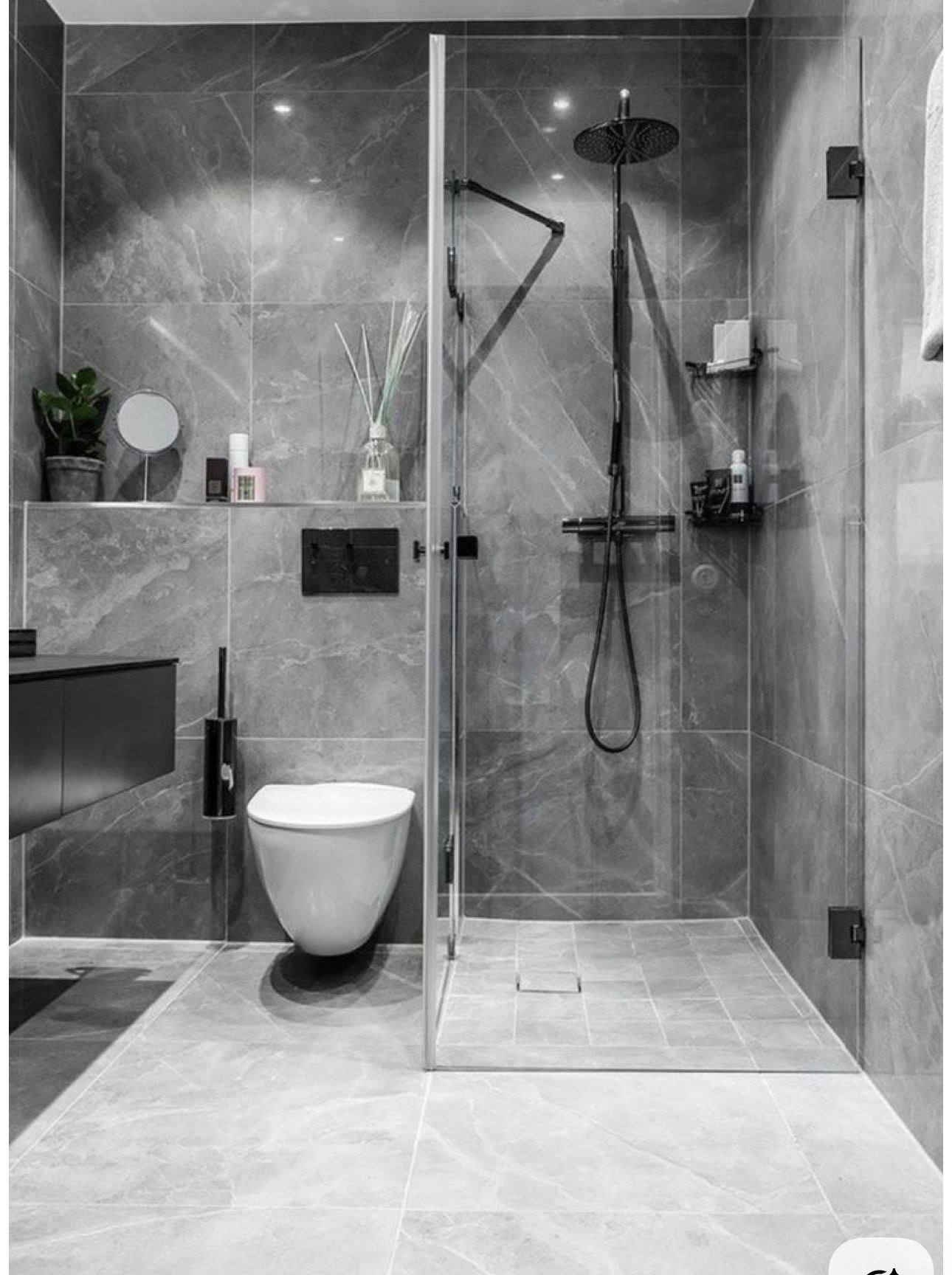Gri mermer desenli, asma klozetli banyo