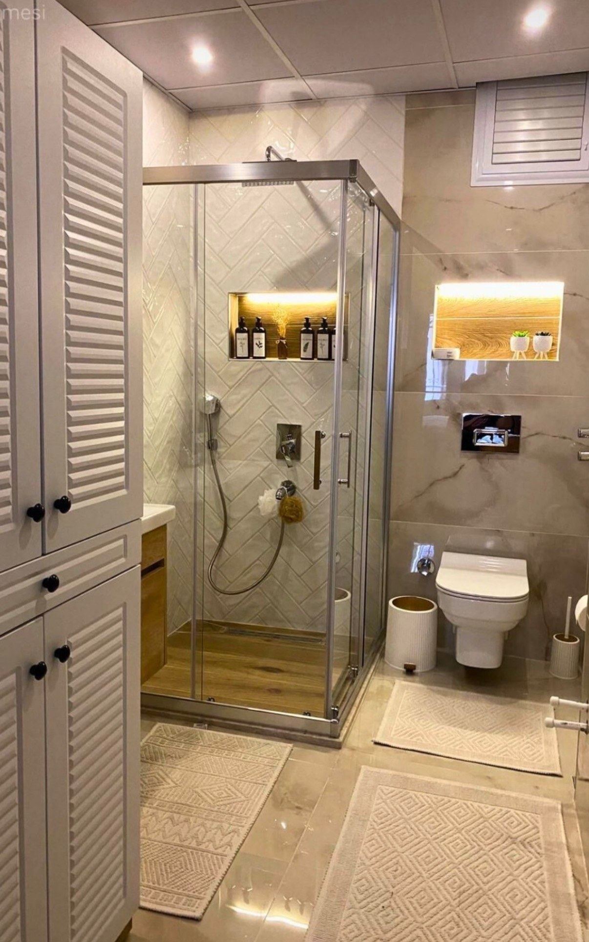 Ahşap detaylı, cam duşakabinli banyo
