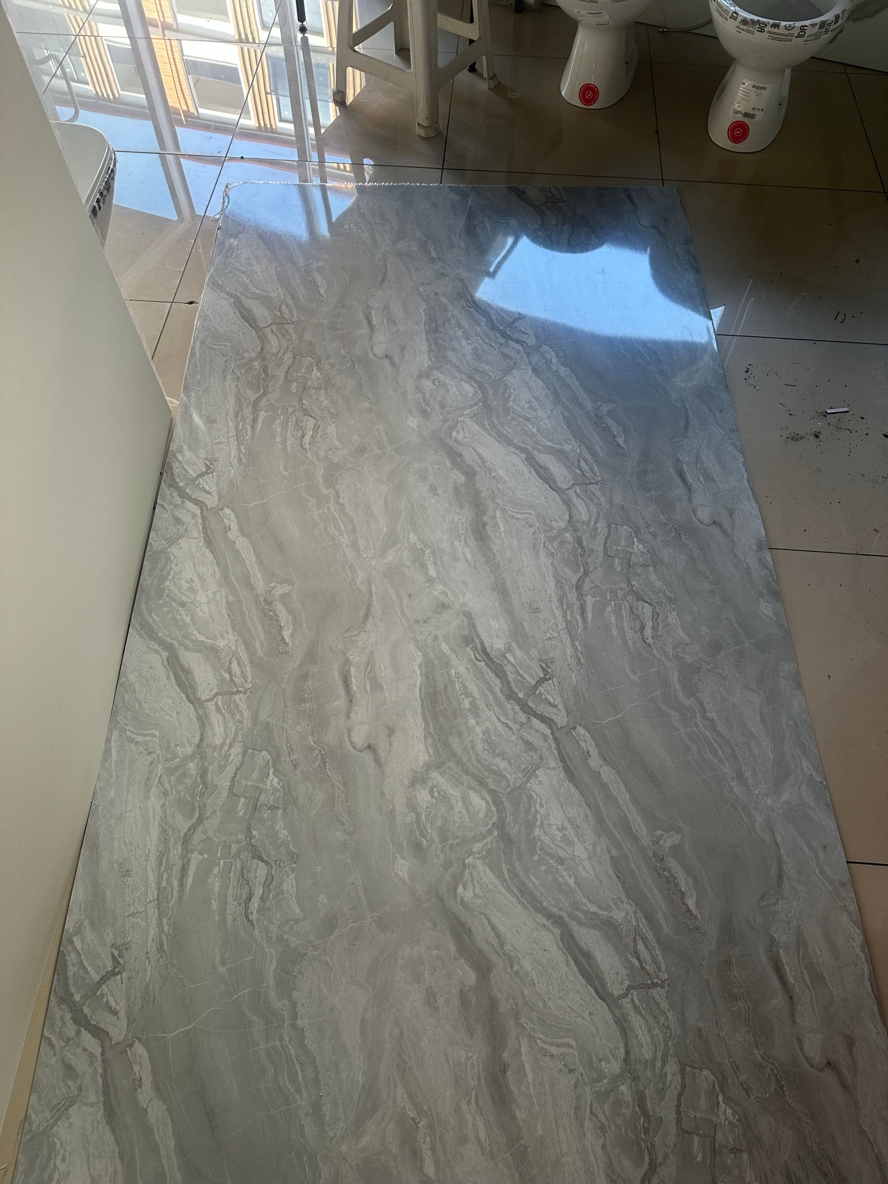Duvara uygulanmış gri mermer desenli PVC mermer plaka