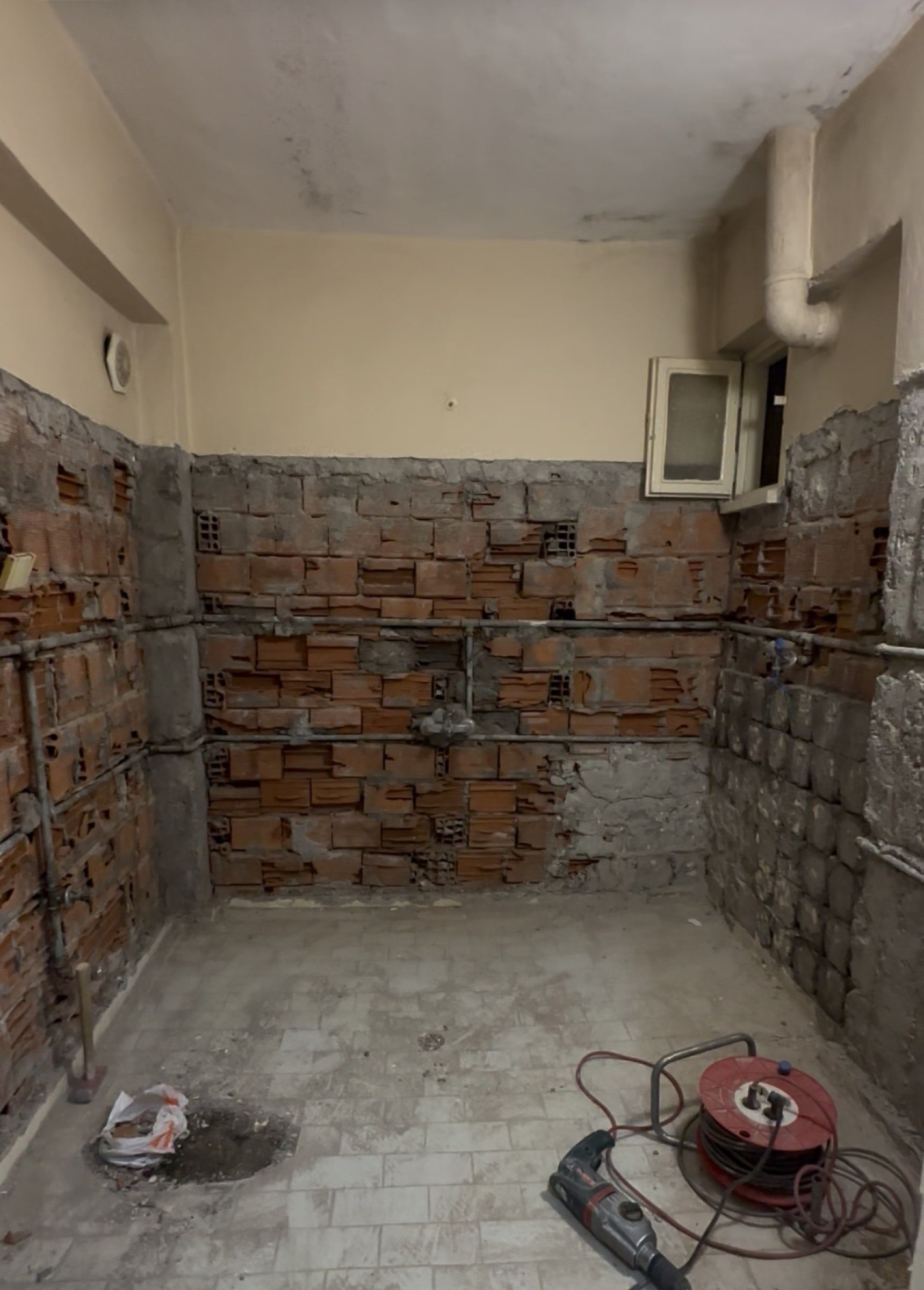 Tadilat sırasında tuğlasına kadar sökülmüş banyo duvarları ve yenilenecek tesisat